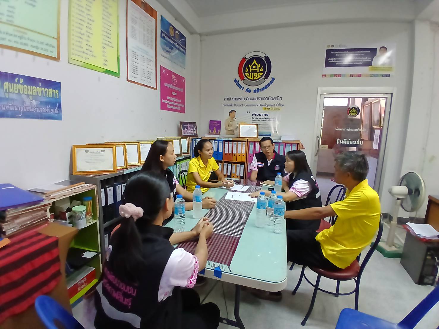 สพอ.ห้วยเม็กลงพื้นที่ติดตามผลการดำเนินงานการบริหารจัดการหนี้กองทุนพัฒนาบทบาทสตรีร่วมกับคณะทำงานติดตามงานกองทุนพัฒนาบทบาทสตรีจังหวัดกาฬสินธุ์