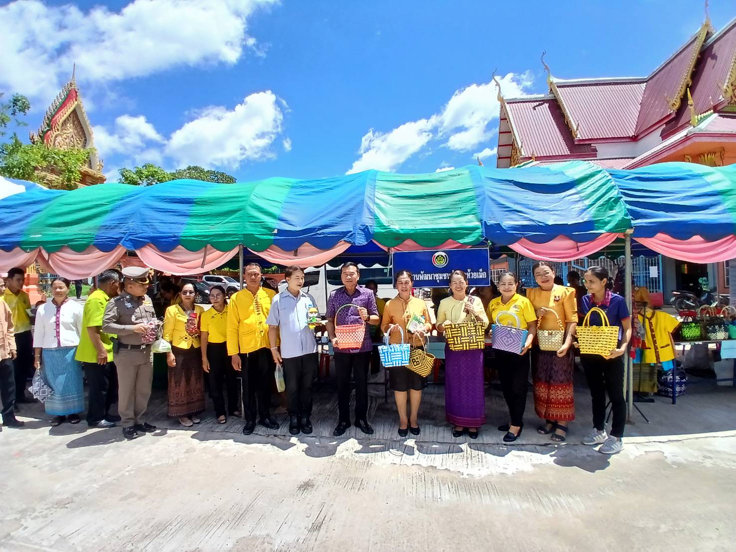 สพอ.ห้วยเม็กร่วมกิจกรรมโครงการอำเภอยิ้มเคลื่อนที่ "บำบัดทุกข์ บำรุงสุข"สร้างรอยยิ้มให้ประชาชน